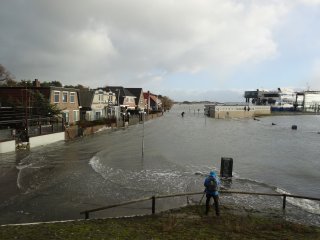 Ebbe und Flut auf Vlieland | Hoogwater op het
Wad: Havenplein op Vlieland loopt onder
Ebbe und Flut auf Vlieland